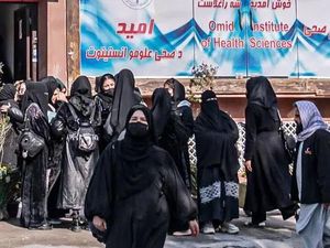 Taliban Larang Perempuan Afghanistan Ikut Kursus Kebidanan Taliban Larang Perempuan Afghanistan Ikut Kursus Kebidanan