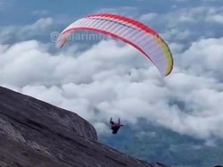 Viral WNA Pakai Paralayang Turun dari Puncak Gunung Agung