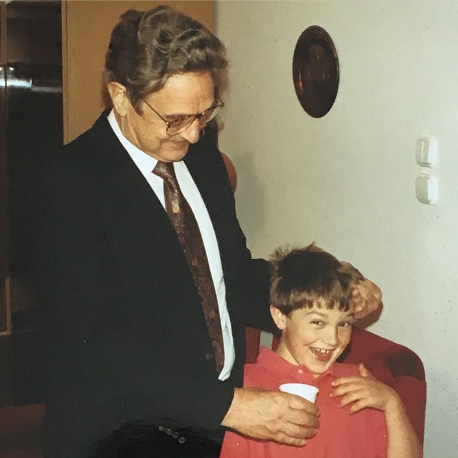 Profil George Soros lalu anaknya. (Tangkapan layar instagram @alexsoros)