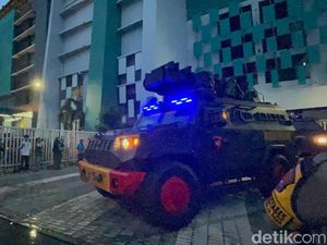 Liga 1: Pemain Arema FC Tinggalkan Stadion GBT Surabaya Naik Rantis Liga 1: Pemain Arema FC Tinggalkan Stadion GBT Surabaya Naik Rantis