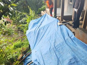 Tembok Penahan Tanah di Cigombong Bogor Longsor, 1 Rumah Terdampak Tembok Penahan Tanah di Cigombong Bogor Longsor, 1 Rumah Terdampak