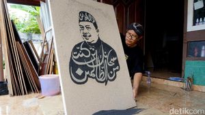 Seniman Jombang Piawai Melukis Pakai Pasir Pantai