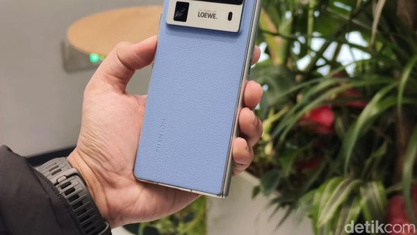 Menggenggam Tecno Phantom V Fold 2, HP Layar Lipat Stylish