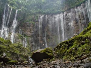 Terbius Kemegahan Air Terjun Tumpak Sewu