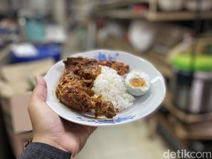Uniknya Warung Makan di Dalam Toko Bangunan yang Punya 24 Jenis Lauk