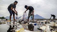 Warga Gotong-royong Bersihkan Sampah di Pantai Sasa Ternate