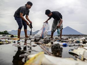 Warga Gotong-royong Bersihkan Sampah di Pantai Sasa Ternate Warga Gotong-royong Bersihkan Sampah di Pantai Sasa Ternate