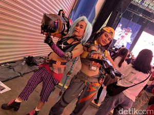 Aksi Keren Cosplayer Ramaikan Indonesia Game Festival 2024 Aksi Keren Cosplayer Ramaikan Indonesia Game Festival 2024