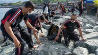 Aksi Bersih-bersih Sampah di Pantai Teluk Palu
