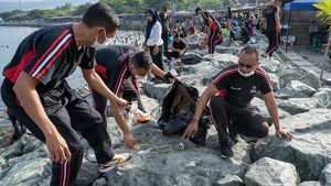 Aksi Bersih-bersih Sampah di Pantai Teluk Palu