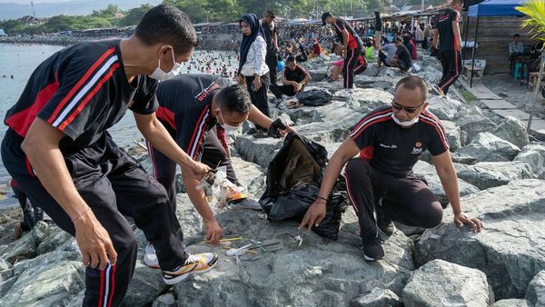Aksi Bersih-bersih Sampah di Pantai Teluk Palu