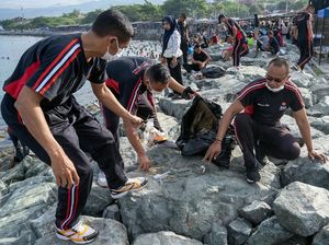 Aksi Bersih-bersih Sampah di Pantai Teluk Palu Aksi Bersih-bersih Sampah di Pantai Teluk Palu