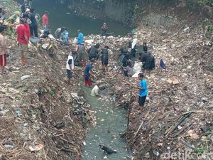 Gotong Royong Warga Bersihkan Sampah di Sungai Cikalong Cirebon