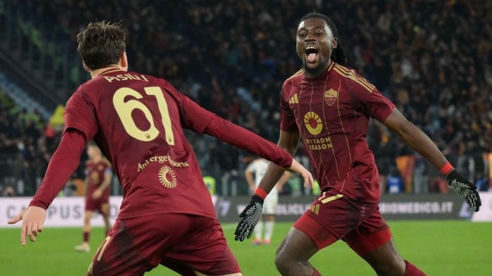 ROME, ITALY - DECEMBER 07: Manu Konè of AS Roma celebrates with teammate Niccolò Pisilli after scoring goal 4-1 during the Serie A match between AS Roma and Lecce at Stadio Olimpico on December 07, 2024 in Rome, Italy. (Photo by Silvia Lore/Getty Images)