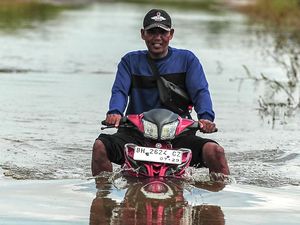 Banjir Rendam Jalan Lintas Jambi-Berbak Banjir Rendam Jalan Lintas Jambi-Berbak