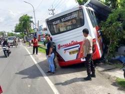 Bus Gunung Mas Tetiba Oleng Tabrak Pemotor dan Halte di Bojonegoro