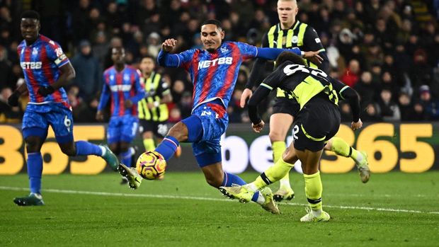 Soccer Football - Premier League - Crystal Palace v Manchester City - Selhurst Park, London, Britain - December 7, 2024 Crystal Palace's Maxence Lacroix scores their second goal REUTERS/Dylan Martinez EDITORIAL USE ONLY. NO USE WITH UNAUTHORIZED AUDIO, VIDEO, DATA, FIXTURE LISTS, CLUB/LEAGUE LOGOS OR 'LIVE' SERVICES. ONLINE IN-MATCH USE LIMITED TO 120 IMAGES, NO VIDEO EMULATION. NO USE IN BETTING, GAMES OR SINGLE CLUB/LEAGUE/PLAYER PUBLICATIONS. PLEASE CONTACT YOUR ACCOUNT REPRESENTATIVE FOR FURTHER DETAILS..
