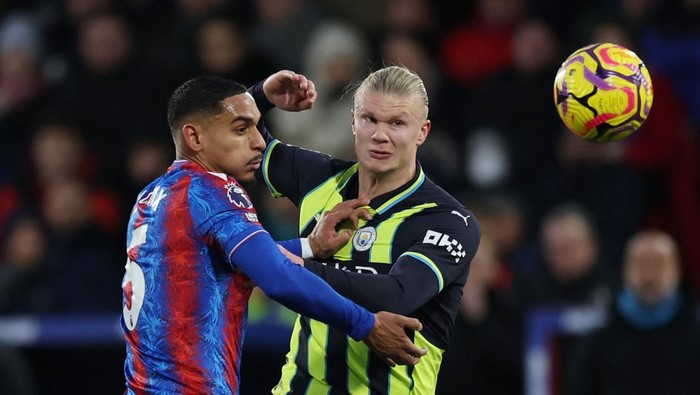 Crystal Palace vs Manchester City Soccer Football - Premier League - Crystal Palace v Manchester City - Selhurst Park, London, Britain - December 7, 2024 Manchester Citys Erling Haaland in action with Crystal Palaces Maxence Lacroix Action Images via Reuters/Paul Childs EDITORIAL USE ONLY. NO USE WITH UNAUTHORIZED AUDIO, VIDEO, DATA, FIXTURE LISTS, CLUB/LEAGUE LOGOS OR LIVE SERVICES. ONLINE IN-MATCH USE LIMITED TO 120 IMAGES, NO VIDEO EMULATION. NO USE IN BETTING, GAMES OR SINGLE CLUB/LEAGUE/PLAYER PUBLICATIONS. PLEASE CONTACT YOUR ACCOUNT REPRESENTATIVE FOR FURTHER DETAILS..