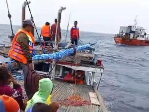 KLM Lorena Angkut Puluhan Penumpang Tenggelam di Situbondo, 2 Orang Tewas KLM Lorena Angkut Puluhan Penumpang Tenggelam di Situbondo, 2 Orang Tewas