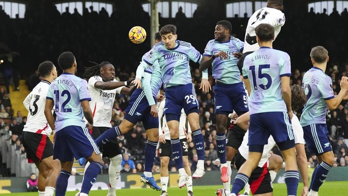 Arsenals Kai Havertz, centre, in action during the English Premier League soccer match between Fulham and Arsenal, at the Craven Cottage Stadium in London, Sunday, Dec. 8, 2024. (AP Photo/Dave Shopland)