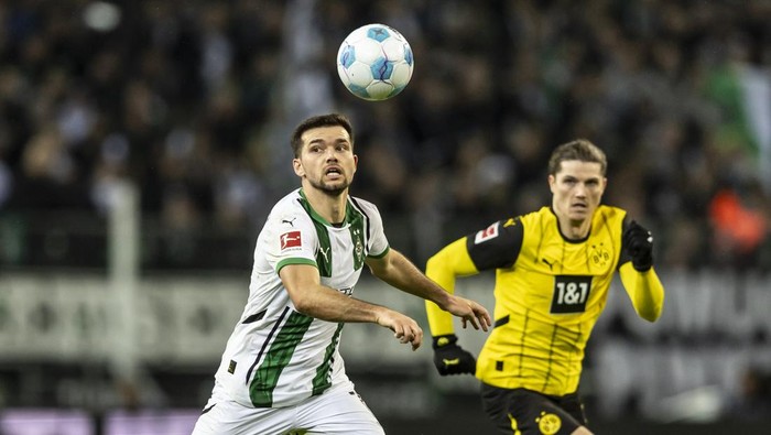 MOENCHENGLADBACH, GERMANY - DECEMBER 07: Kevin Stoeger of Borussia Moenchengladbach in action during the Bundesliga match between Borussia Moenchengladbach and Borussia Dortmund at Borussia-Park on December 07, 2024 in Moenchengladbach, Germany. (Photo by Christian Verheyen/Borussia Moenchengladbach via Getty Images)