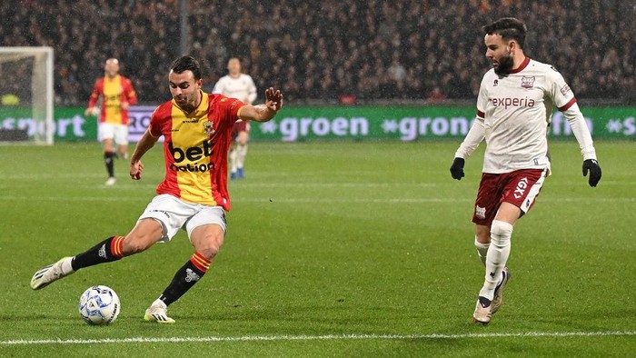 DEVENTER - Enric Llansana of Go Ahead Eagles (l) makes the 3-0 during the Dutch Eredivisie match between Go Ahead Eagles and NEC Nijmegen at De Adelaarshorst on Dec. 7, 2024 in Deventer, Netherlands. ANP GERRIT VAN KEULEN (Photo by ANP via Getty Images)