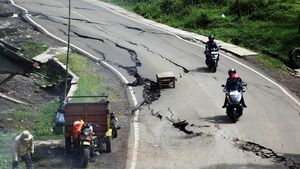 Pergerakan Tanah Bikin Jalan Retak dan Ambles di Sukabumi