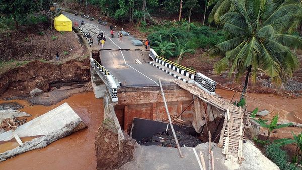 Jembatan Penghubung Pelabuhan Ratu-Geopark Ciletuh Rusak Diterjang Banjir