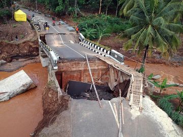 Jembatan Penghubung Pelabuhan Ratu-Geopark Ciletuh Rusak Diterjang Banjir
