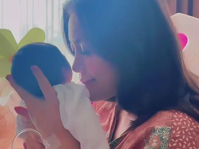 Senyum Jessica Iskandar Gendong Baby Girl, Lewati Masa Kritis Usai Melahirkan