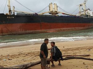 Kemenhub Selamatkan Awak Kapal yang Terdampar di Pantai Ujung Kulon