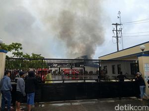 Kebakaran Hebat di Pabrik Garmen Tempuran Magelang, 14 Mobil Damkar Dikerahkan