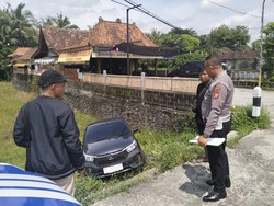 Brio Anyar Terperosok ke Sawah gegara Pengemudi Belum Mahir Nyetir