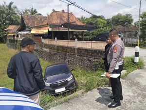 Brio Anyar Terperosok ke Sawah gegara Pengemudi Belum Mahir Nyetir Brio Anyar Terperosok ke Sawah gegara Pengemudi Belum Mahir Nyetir