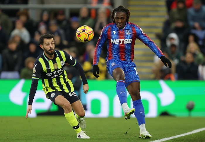 LONDON, ENGLAND - DECEMBER 7: Eberechi Eze of Crystal Palace battles Bernardo Silva of Manchester City during the Premier League match between Crystal Palace FC and Manchester City FC at Selhurst Park on December 7, 2024 in London, England. (Photo by Crystal Pix/MB Media/Getty Images)