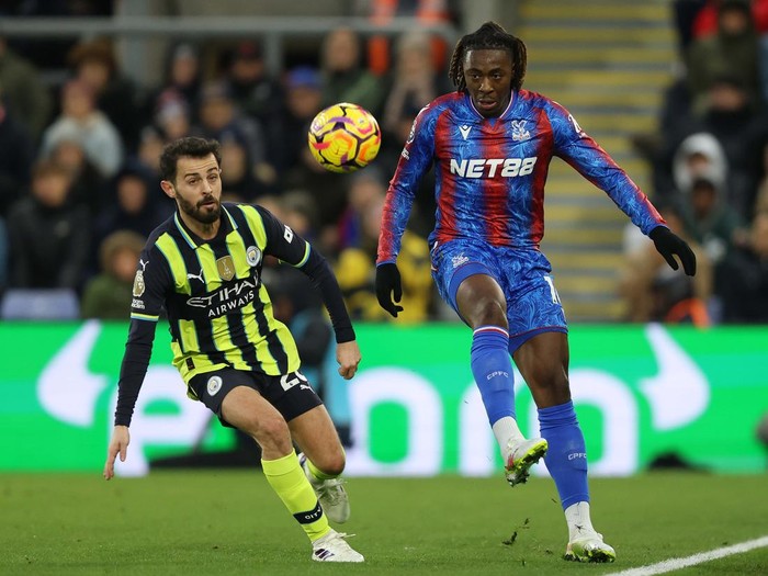 LONDON, ENGLAND - DECEMBER 7: Eberechi Eze of Crystal Palace battles Bernardo Silva of Manchester City during the Premier League match between Crystal Palace FC and Manchester City FC at Selhurst Park on December 7, 2024 in London, England. (Photo by Crystal Pix/MB Media/Getty Images)