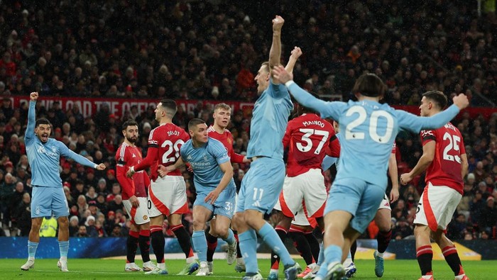 Soccer Football - Premier League - Manchester United v Nottingham Forest - Old Trafford, Manchester, Britain - December 7, 2024 Nottingham Forests Nikola Milenkovic celebrates scoring their first goal with Morgan Gibbs-White, Chris Wood and Jota Silva Action Images via Reuters/Lee Smith EDITORIAL USE ONLY. NO USE WITH UNAUTHORIZED AUDIO, VIDEO, DATA, FIXTURE LISTS, CLUB/LEAGUE LOGOS OR LIVE SERVICES. ONLINE IN-MATCH USE LIMITED TO 120 IMAGES, NO VIDEO EMULATION. NO USE IN BETTING, GAMES OR SINGLE CLUB/LEAGUE/PLAYER PUBLICATIONS. PLEASE CONTACT YOUR ACCOUNT REPRESENTATIVE FOR FURTHER DETAILS..