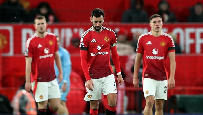 Soccer Football - Premier League - Manchester United v Nottingham Forest - Old Trafford, Manchester, Britain - December 7, 2024 Manchester Uniteds Bruno Fernandes and teammates look dejected after Nottingham Forests Chris Wood scores their third goal REUTERS/Scott Heppell EDITORIAL USE ONLY. NO USE WITH UNAUTHORIZED AUDIO, VIDEO, DATA, FIXTURE LISTS, CLUB/LEAGUE LOGOS OR LIVE SERVICES. ONLINE IN-MATCH USE LIMITED TO 120 IMAGES, NO VIDEO EMULATION. NO USE IN BETTING, GAMES OR SINGLE CLUB/LEAGUE/PLAYER PUBLICATIONS. PLEASE CONTACT YOUR ACCOUNT REPRESENTATIVE FOR FURTHER DETAILS..     TPX IMAGES OF THE DAY