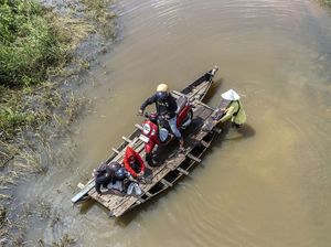 Mengais Rezeki di Tengah Banjir Jambi Mengais Rezeki di Tengah Banjir Jambi