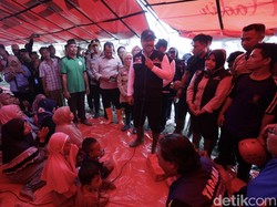 Mensos Gus Ipul Hibur Korban Banjir Pasuruan di Posko Pengungsian