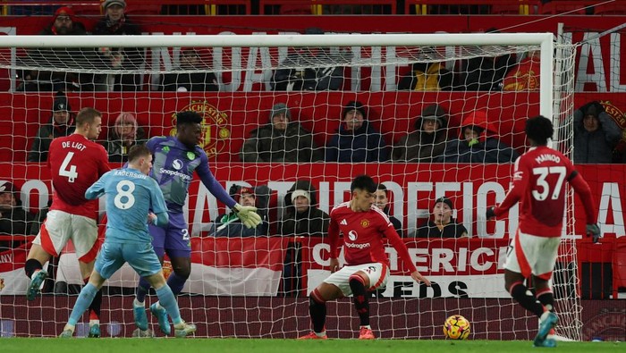 Soccer Football - Premier League - Manchester United v Nottingham Forest - Old Trafford, Manchester, Britain - December 7, 2024 Manchester United's Andre Onana and Lisandro Martinez look on as Nottingham Forest's Chris Wood scores their third goal Action Images via Reuters/Lee Smith EDITORIAL USE ONLY. NO USE WITH UNAUTHORIZED AUDIO, VIDEO, DATA, FIXTURE LISTS, CLUB/LEAGUE LOGOS OR 'LIVE' SERVICES. ONLINE IN-MATCH USE LIMITED TO 120 IMAGES, NO VIDEO EMULATION. NO USE IN BETTING, GAMES OR SINGLE CLUB/LEAGUE/PLAYER PUBLICATIONS. PLEASE CONTACT YOUR ACCOUNT REPRESENTATIVE FOR FURTHER DETAILS..