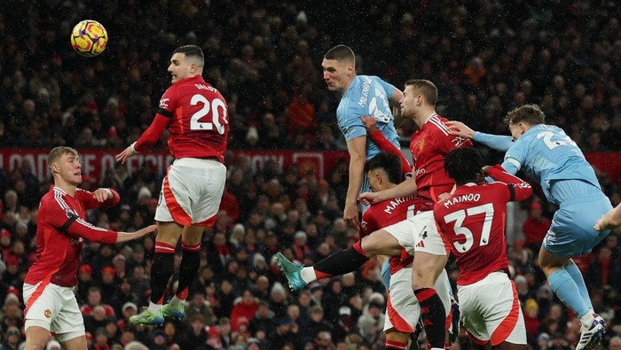 Soccer Football - Premier League - Manchester United v Nottingham Forest - Old Trafford, Manchester, Britain - December 7, 2024 Nottingham Forests Nikola Milenkovic scores their first goal Action Images via Reuters/Lee Smith EDITORIAL USE ONLY. NO USE WITH UNAUTHORIZED AUDIO, VIDEO, DATA, FIXTURE LISTS, CLUB/LEAGUE LOGOS OR LIVE SERVICES. ONLINE IN-MATCH USE LIMITED TO 120 IMAGES, NO VIDEO EMULATION. NO USE IN BETTING, GAMES OR SINGLE CLUB/LEAGUE/PLAYER PUBLICATIONS. PLEASE CONTACT YOUR ACCOUNT REPRESENTATIVE FOR FURTHER DETAILS..