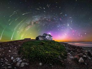 Warna-warni Aurora yang Menakjubkan di Northern Lights Photographer of the Year 2024 Warna-warni Aurora yang Menakjubkan di Northern Lights Photographer of the Year 2024