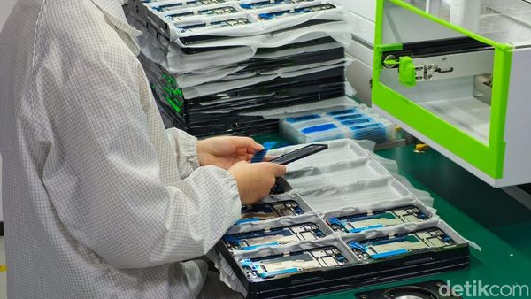 Mengintip Proses Produksi HP Tecno di Chongqing