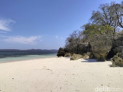 Menjelajahi Pantai Baliana, Pantai Cantik Berpasir Putih di Kupang