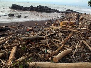 Video: Banjir Cimandiri Membawa Pergi Kitab-Kitab Santri