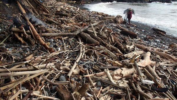 Sampah Kotori Pantai Loji Sukabumi