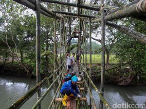 Warga Sukabumi Gotong-royong Bangun Jembatan Darurat