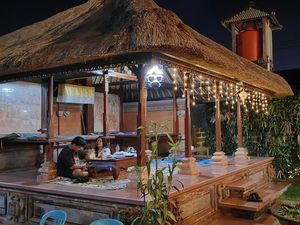 Menikmati Burger di Rumah Tradisional Warga Mengwi Bali Menikmati Burger di Rumah Tradisional Warga Mengwi Bali