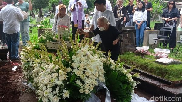 Tangisan Keluarga Iringi Pemakaman Joshua Pandelaki